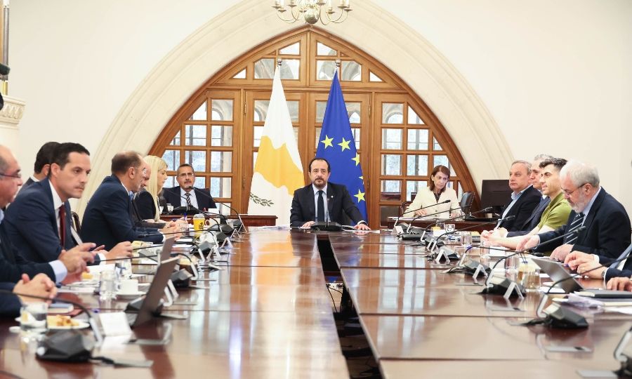 Σε εξέλιξη η συνεδρία του Εθνικού Συμβουλίου ενόψει της επίσκεψης Γκουτέρες – Παρών και ο Μάικ Σπανός