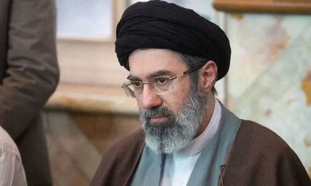 Η “Σκιώδης Δυναστεία” της Τεχεράνης: Ποιος είναι ο Μοτζτάμπα Χαμενεΐ που ανεβαίνει στην κορυφή της εξουσίας