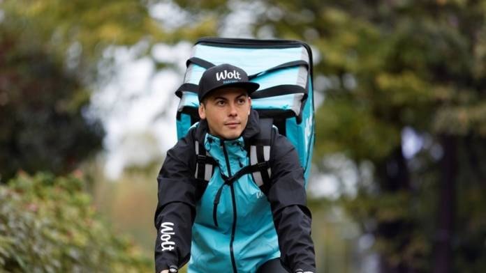 Δουλεύουν για ψίχουλα, ζουν με τον φόβο: Οι διανομείς απέναντι στην «ευελιξία» της εκμετάλλευσης